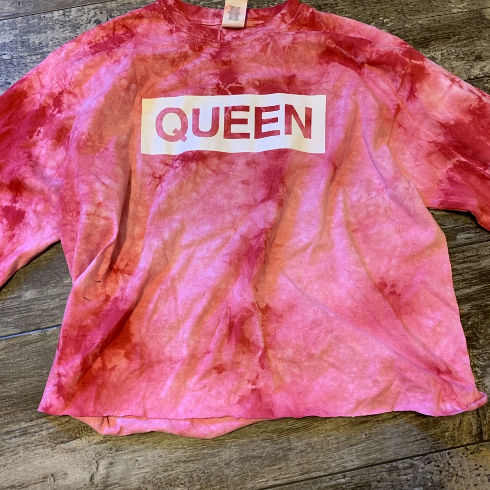 “queen” cropped long sleeve